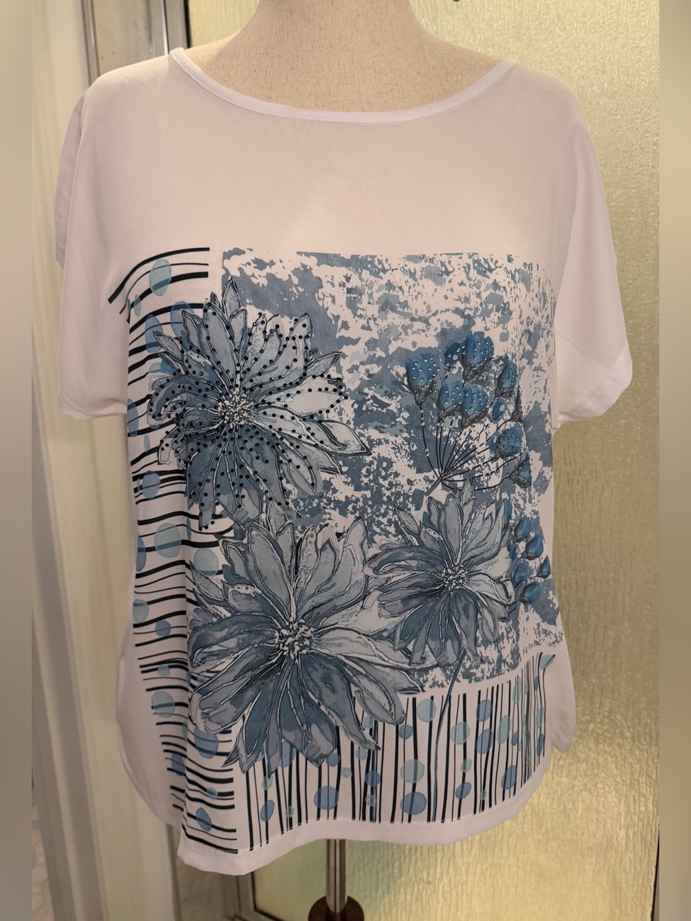 Picadilly Fashion Cream Blouse with Blue Floral Embellishment Xl $30 BNWT